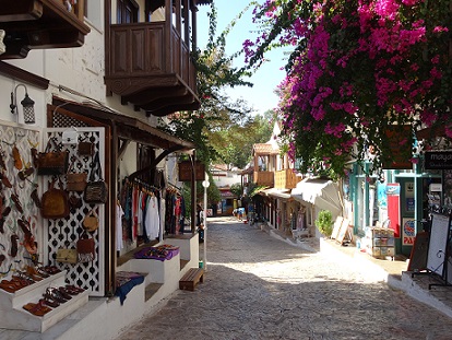 Winkelstraat Kas, Turkije Bij Health Holidays in Turkije biedt het plaatsje Kas charmante winkelstraatjes met leuke boetieks.