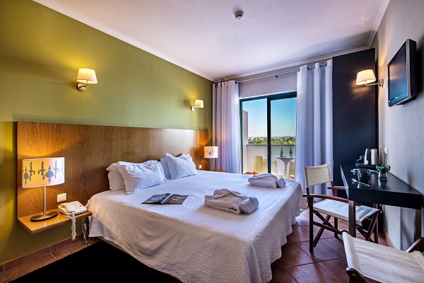 Uw hotelkamer met balkon bij Health Holidays in Portugal