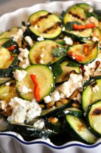 Gegrilde courgette met bonen en feta
