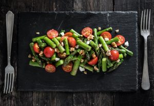 Groene asperge salade met walnoot en feta