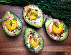 Avocado met gerookte zalm en ei