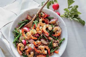 Salade van lentegroenten met garnalen